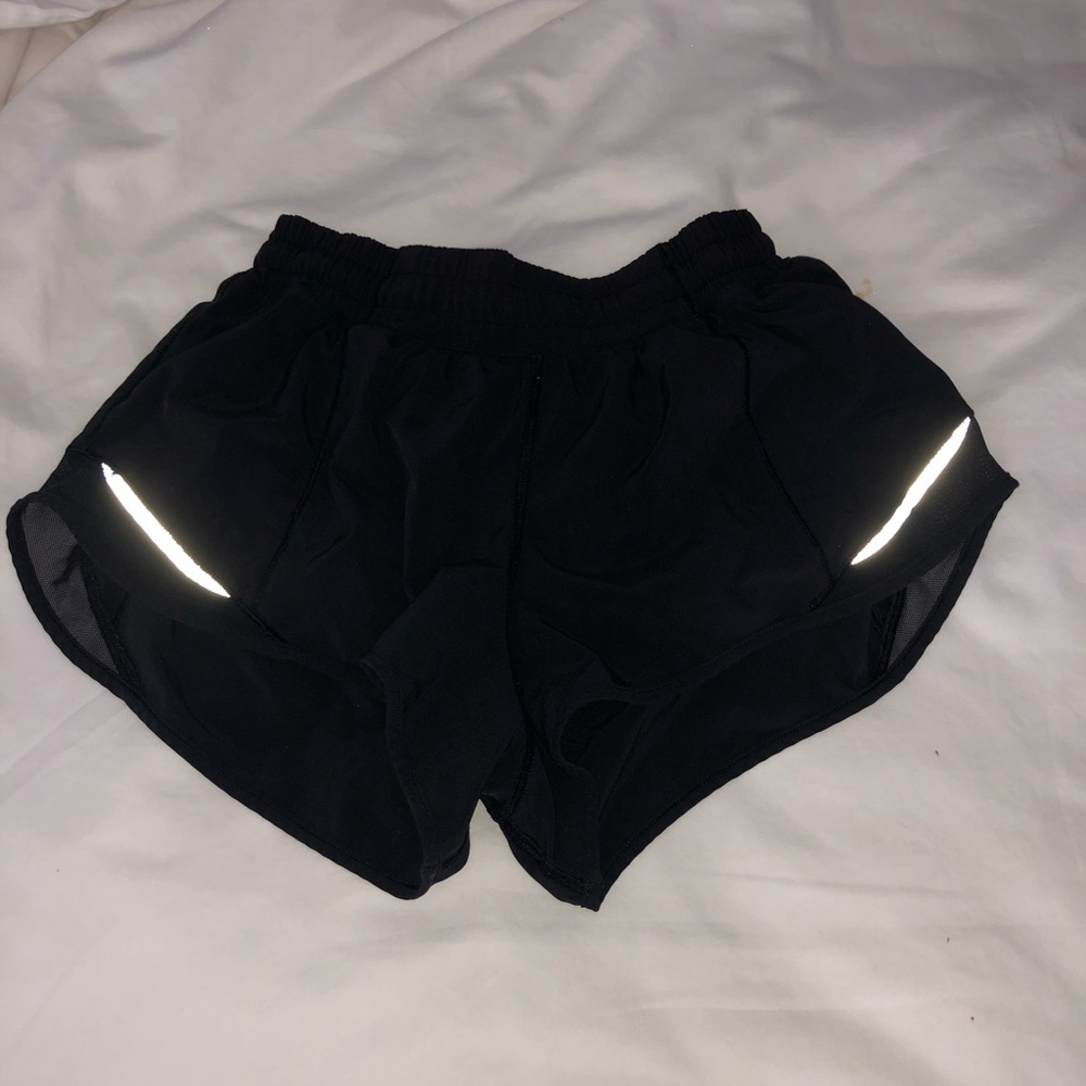 Lulu Lemon Hotty Hot Short ll 2.5” black